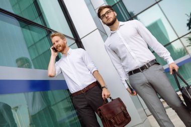 İş adamları dışarıda konuşuyor.