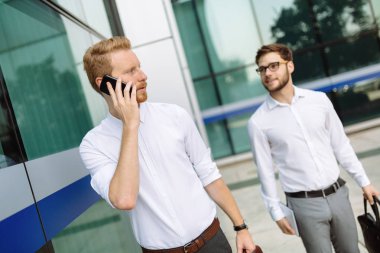 Gömlek açık havada yürüyüş iş arkadaşları