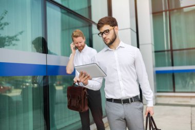 Gömlek açık havada yürüyüş iş arkadaşları