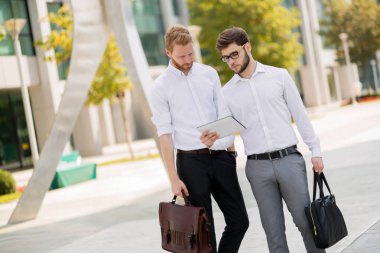 İş adamları dışarıda konuşuyor.