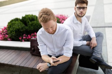 Açık havada bankta oturan iş arkadaşları