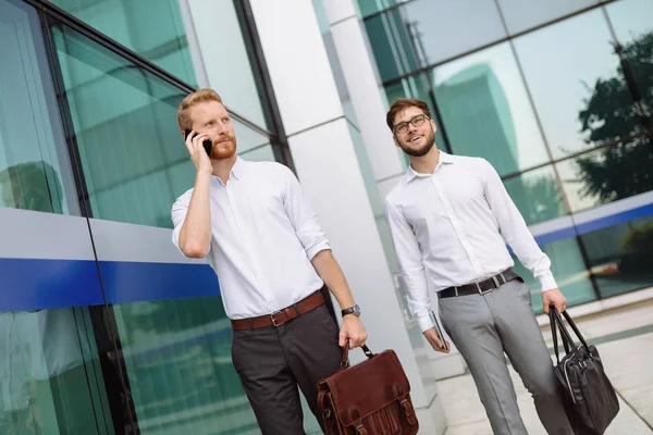 Compañeros de negocios en camisa caminando al aire libre —  Fotos de Stock