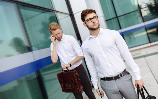 Collega's in het shirt wandelen buiten — Stockfoto