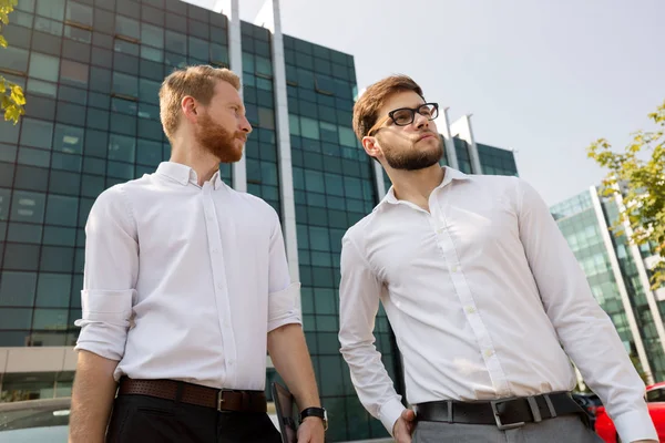 Gente de negocios hablando al aire libre — Foto de Stock