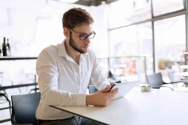 Zakenman in café met behulp van de telefoon — Stockfoto