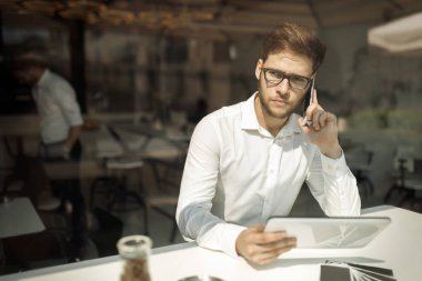 yakışıklı işadamı telefon kullanma