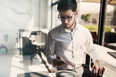 İşadamı holding hareket eden aygıt 