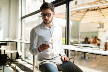 İşadamı holding hareket eden aygıt