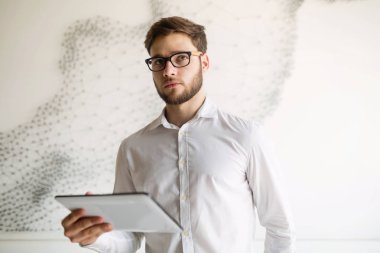 yakışıklı olan tablet kullanma