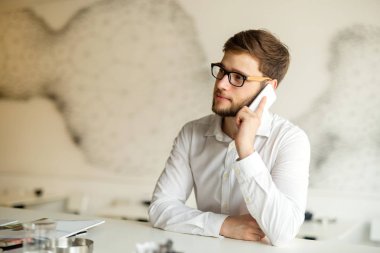 Mobil cihaz kafede tutan işadamı