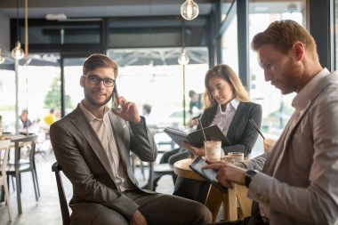 Café'de toplantı iş arkadaşları