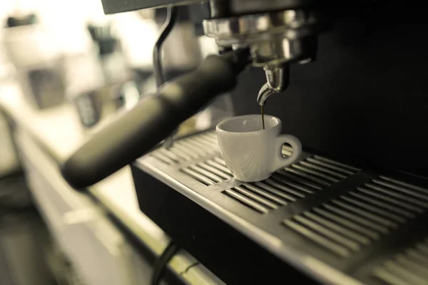 Preparing coffee with coffee — Stock Photo, Image