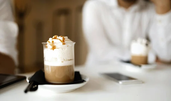Caffè decorato con sciroppo di caramello — Foto Stock