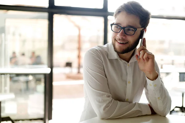 Bonito homem de negócios usando telefone — Fotografia de Stock