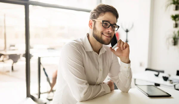 Empresário segurando dispositivo móvel — Fotografia de Stock