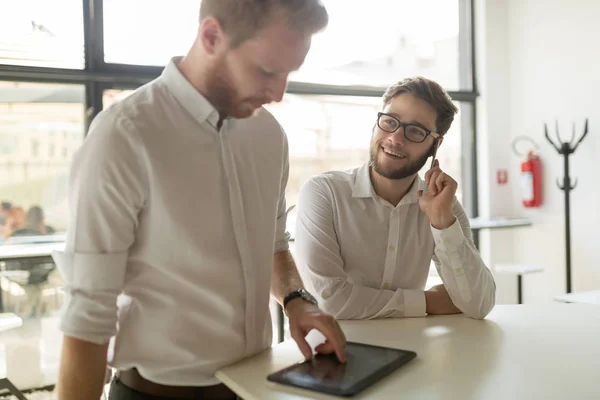 Hombre de negocios ocupado trabajando — Foto de Stock