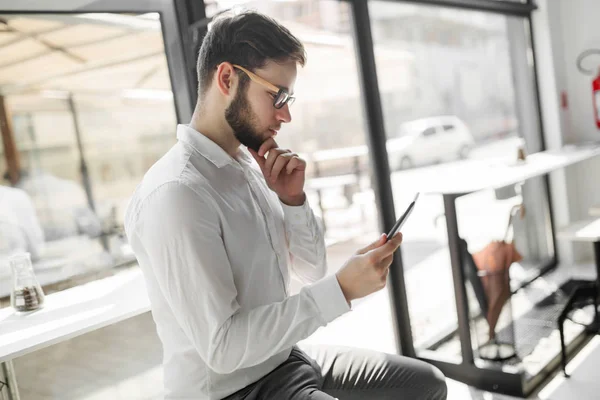 Geschäftsmann trägt Brille mit Tablet — Stockfoto