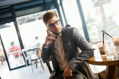 Evet gözlüklü işadamı