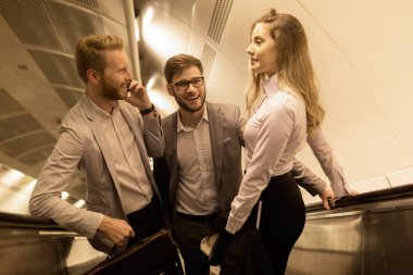 Metro merdivenleri kullanmak iş arkadaşları