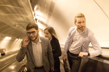 Metro merdivenleri kullanmak iş arkadaşları