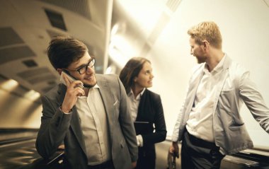 Metro merdivenleri kullanmak iş arkadaşları