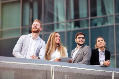 Konuşmak ve iş bölgesinde çalışan iş adamları