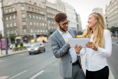 Aceleyle hareket eden iş adamları
