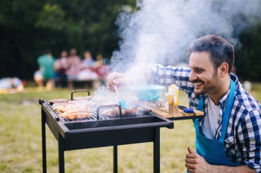 Yakışıklı erkek hazırlanıyor Barbekü