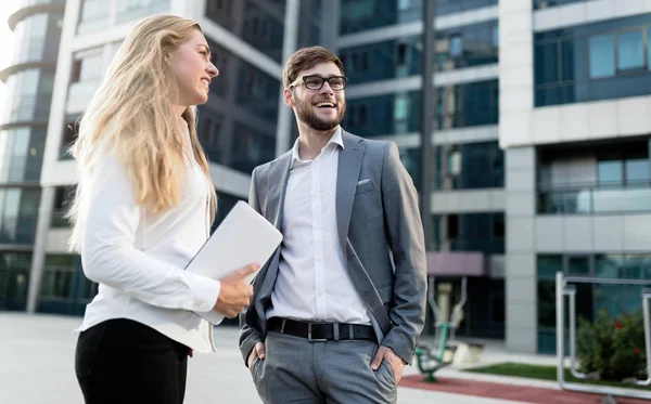 Les gens d'affaires dans la rue — Photo