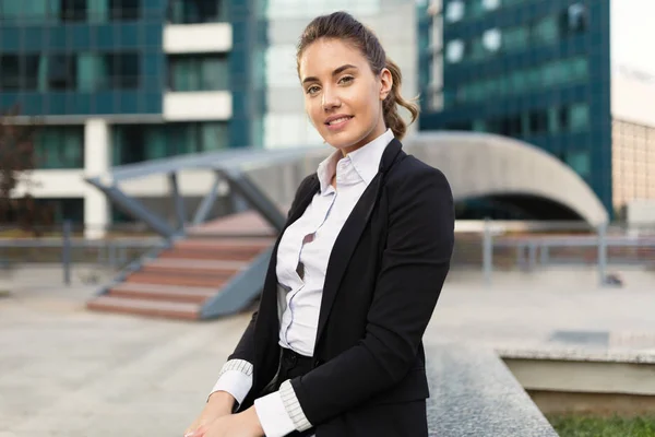 Mulher de negócios bonita no distrito de negócios — Fotografia de Stock