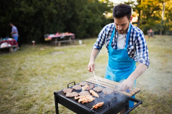 Bello maschio preparare barbecue — Foto Stock