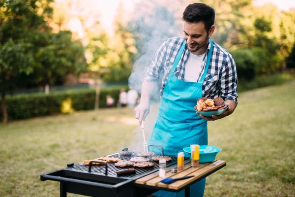 Stilig glad manliga förbereder grill — Stockfoto