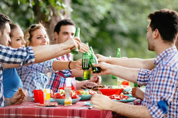 Friends eating outdoors and having fun — Stock Photo, Image