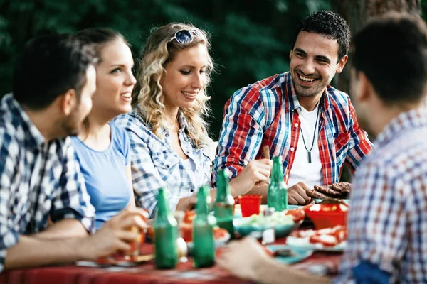 屋外で食べることと楽しい友達 — ストック写真
