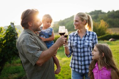 Winemaker ailenin bir arada bağ içinde