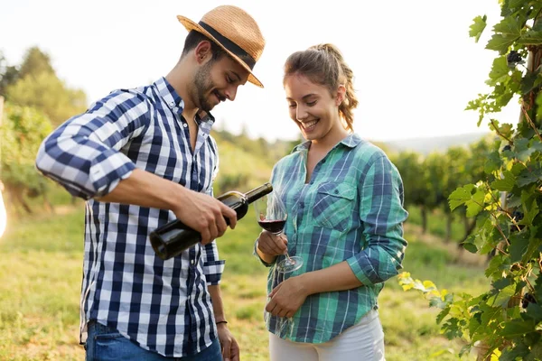 Frau verkostet Wein im Weinberg — Stockfoto