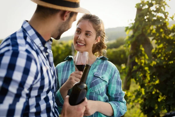 Happy couple in vineyard before harvesting — Stock Photo, Image