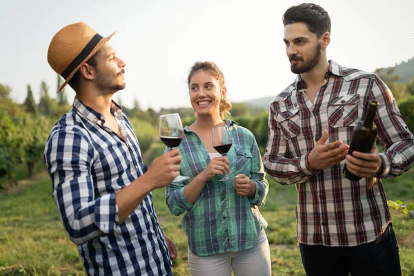 Wine grower and people in vineyard — Stock Photo, Image