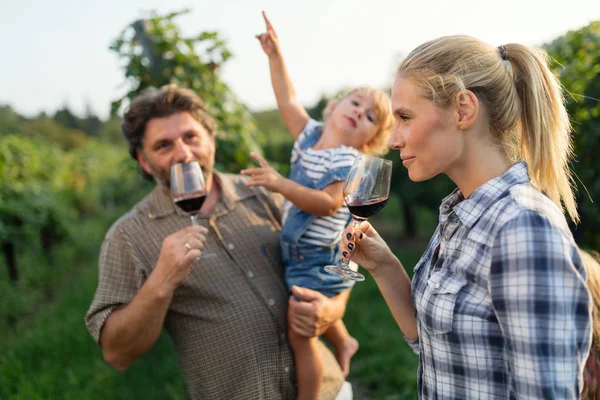 Famiglia di viticoltori insieme in vigna — Foto Stock