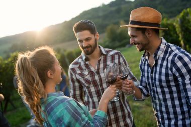 Örnekleme ve şarapları tatma insanlar