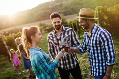 Örnekleme ve şarapları tatma insanlar