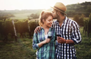 Winemaker mahzeninde çalışma çift