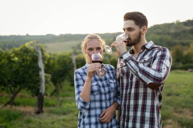 kadın şarap tadımı 
