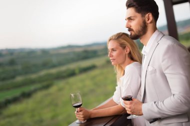 Çift toasting ve şarap ile kutluyor