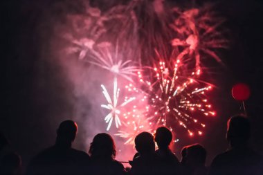 Kalabalık havai fişek izlerken