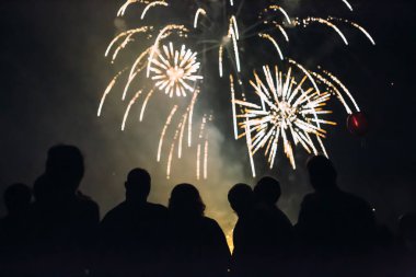 Kalabalık havai fişek izlerken