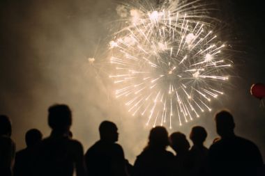 Kalabalık havai fişek izlerken