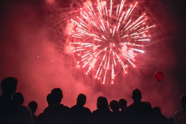Kalabalık havai fişek izlerken