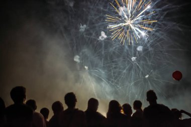 Kalabalık havai fişek izlerken