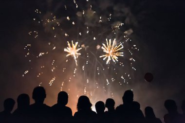 Kalabalık foreworks izliyor